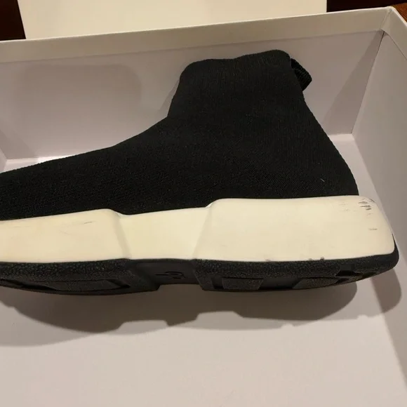 Alo Yoga Velocity Knit Black Sneakers - Picture 2 of 8